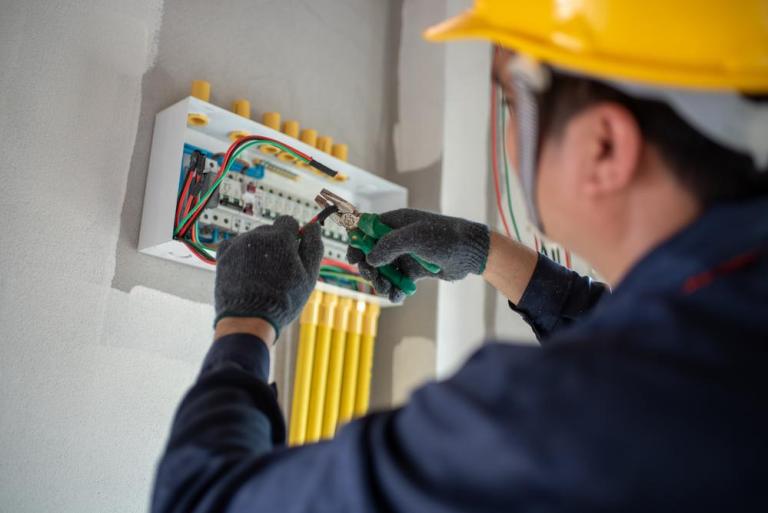 L'entretien électrique évite les pannes du tableau et de l'onduleur
